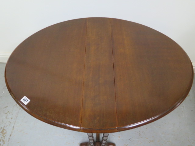 A late Victorian drop leaf mahogany Sutherland side table - Height 62cm x 82cm x 60cm - in good - Image 2 of 2