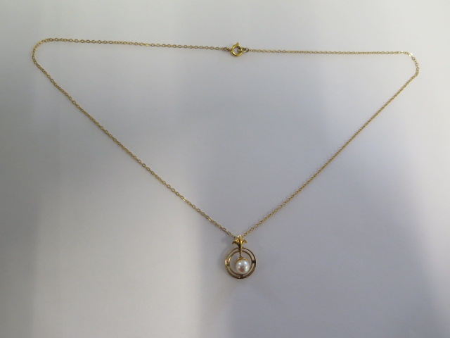 A 9ct yellow gold pearl pendant on a 42cm 9ct chain - approx weight 1.7 grams
