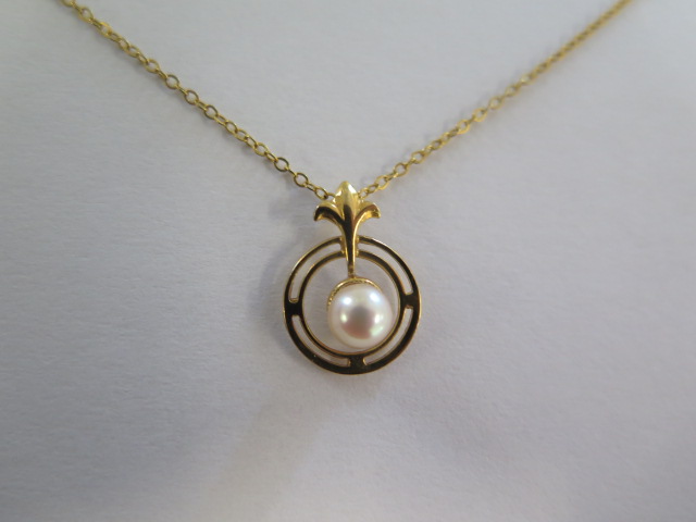 A 9ct yellow gold pearl pendant on a 42cm 9ct chain - approx weight 1.7 grams - Image 2 of 2