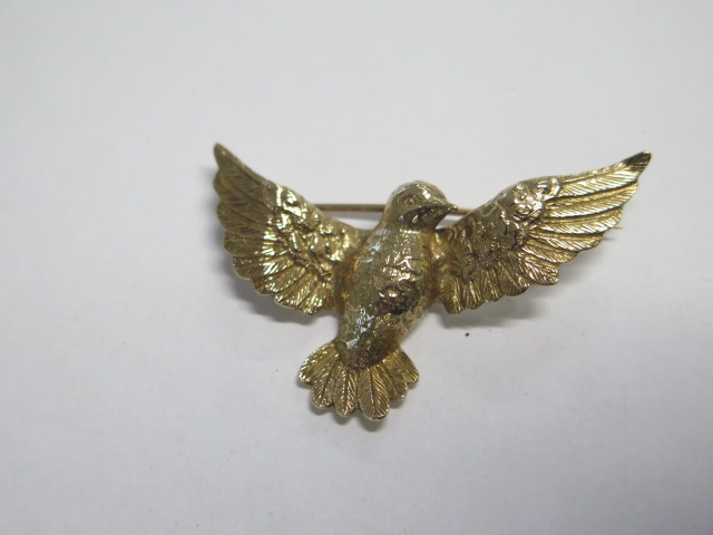 A 9ct yellow gold bird brooch - Width 4.5cm - approx weight 5.9 grams - good condition