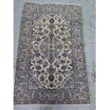 A hand knotted woolen Kashan rug - 1.57m x 1.00m - in good condition