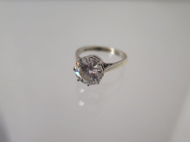 A 9ct white gold Moissanite ring 1cm diameter - ring size M - approx weight 4 grams