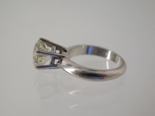 An 18ct white gold diamond solitaire ring approx 3.5ct - 10mm x 6.3mm - ring size M/N - diamonds - Image 3 of 9