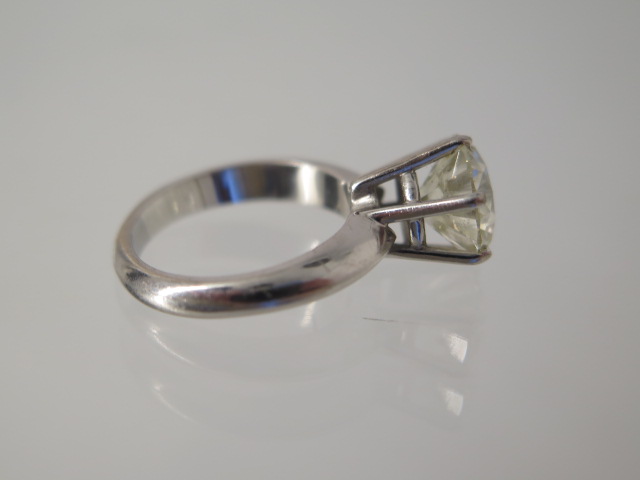 An 18ct white gold diamond solitaire ring approx 3.5ct - 10mm x 6.3mm - ring size M/N - diamonds - Image 5 of 9