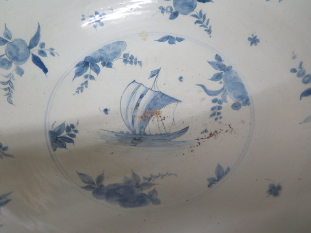 A large Delft blue and white bowl decorated with ships, villas and fruit - Height 20cm x Diameter - Image 2 of 9