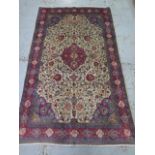A hand knotted woolen Kashan rug - 2.17m x 1.27m - in good condition