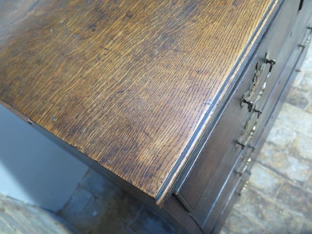 A Georgian oak five drawer chest on bracket feet - Height 93cm x Width 92cm x Depth 51cm - Image 3 of 5