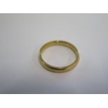 A hallmarked 18ct yellow gold band ring size N - approx weight 3 grams