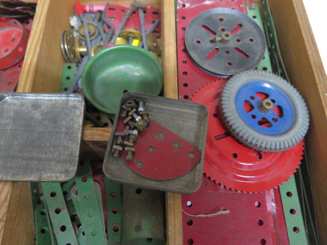 A tray of assorted Meccano including wheels - Image 2 of 2