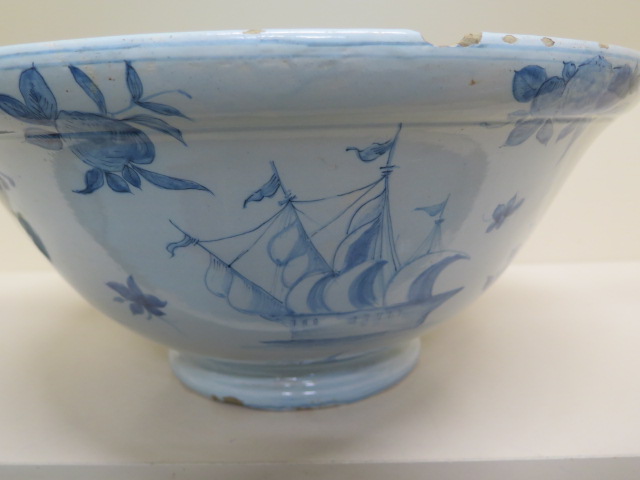 A large Delft blue and white bowl decorated with ships, villas and fruit - Height 20cm x Diameter - Image 8 of 9