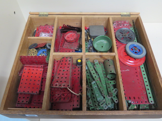 A tray of assorted Meccano including wheels