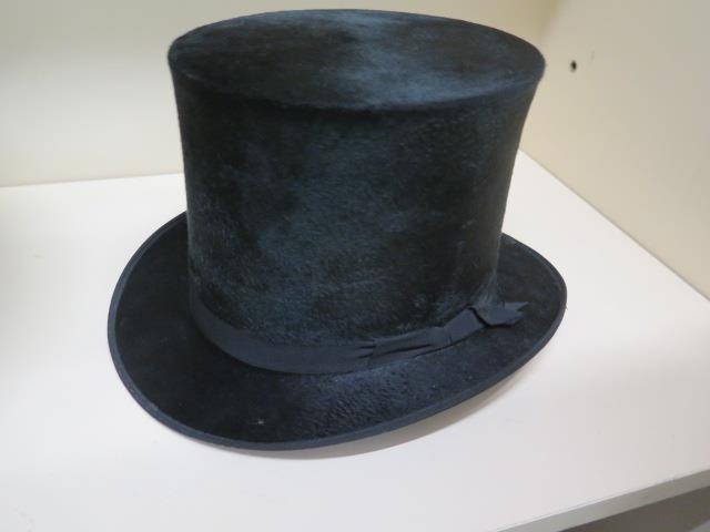 A Victorian leather top hat box with a tall brushed silk top hat - approx size 7 and a collapsible - Image 8 of 8