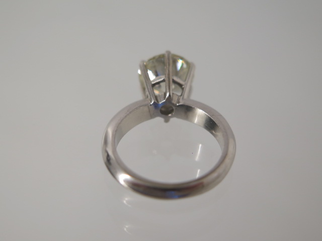 An 18ct white gold diamond solitaire ring approx 3.5ct - 10mm x 6.3mm - ring size M/N - diamonds - Image 4 of 9