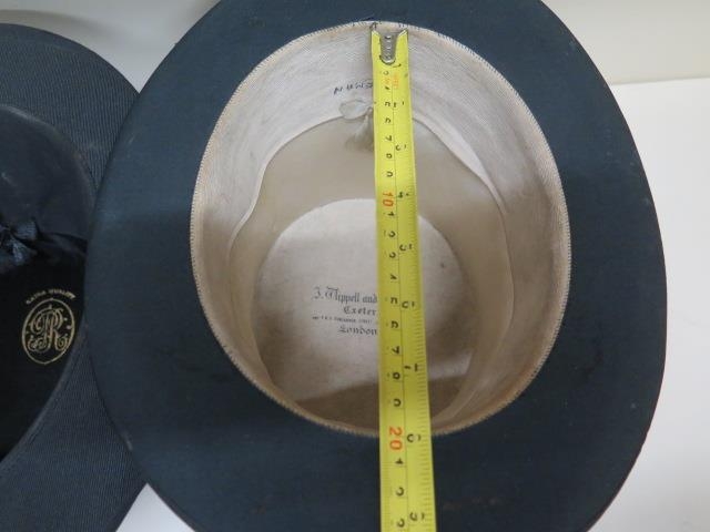 A Victorian leather top hat box with a tall brushed silk top hat - approx size 7 and a collapsible - Image 6 of 8