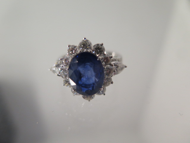 An 18ct white gold sapphire and diamond ring - sapphire approx 4.25ct, diamonds approx 2ct - ring - Image 5 of 6