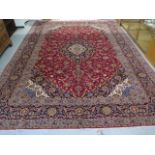 A hand knotted woolen Kashan rug - 4.15m x 2.45m - in good condition