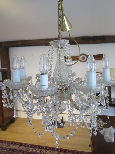 A cut glass 20th century 8 branch chandelier - Width 50cm