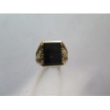 A 9ct gold signet ring with horse head decoration - ring size T - approx weight 6.7 grams
