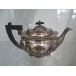 A silver teapot Sheffield 1901/02 MW - approx weight 17.7 troy oz - no engraving, reasonably good,