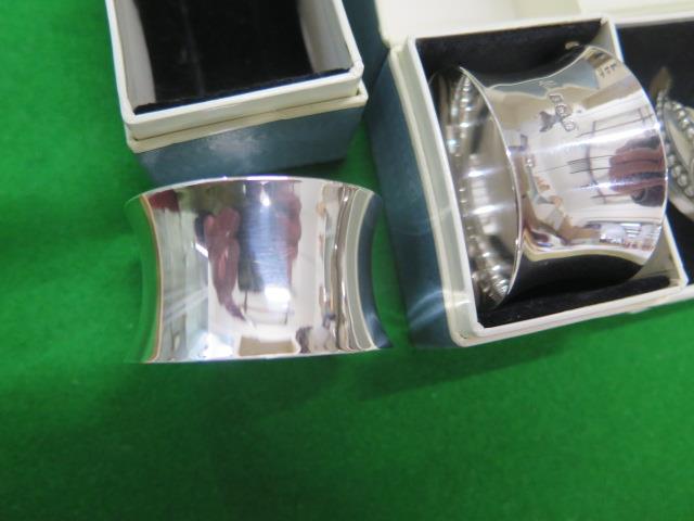 A pair of silver napkin rings and a single silver napkin ring - approx weight 2.8 troy oz - Image 2 of 2
