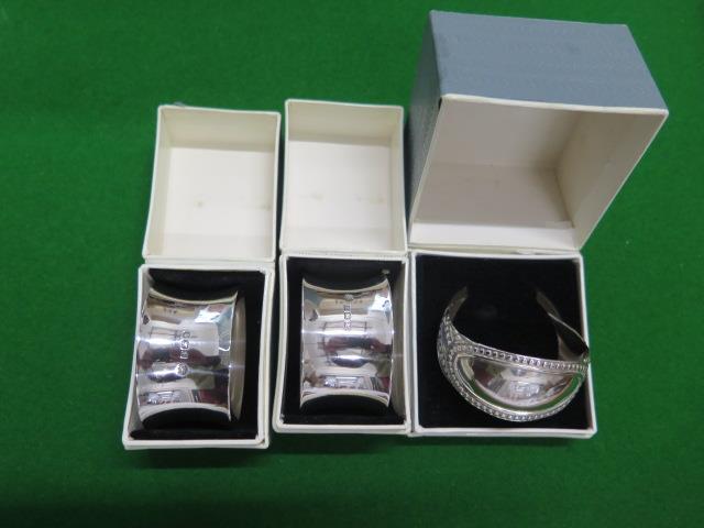 A pair of silver napkin rings and a single silver napkin ring - approx weight 2.8 troy oz