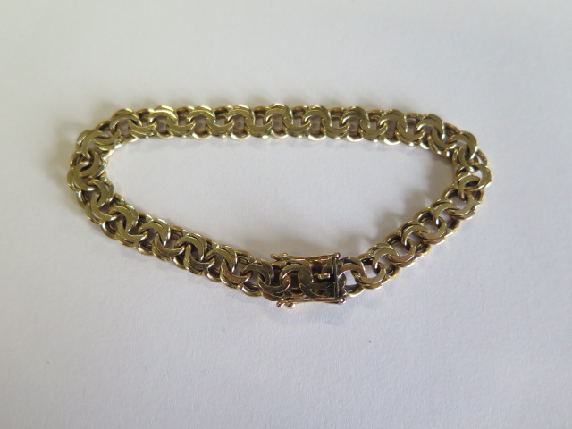 A 14ct yellow gold 19.5cm bracelet - approx weight 18.2 grams - clasp good, small wear, otherwise