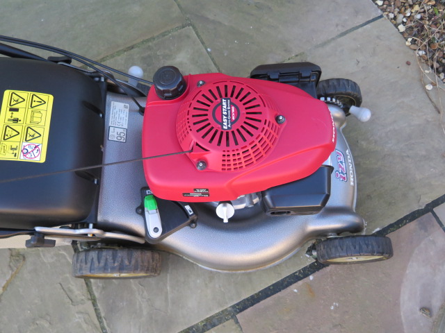 A Honda 12y petrol driven 18" cut self propelled lawnmower with easy start auto choke - Image 2 of 2