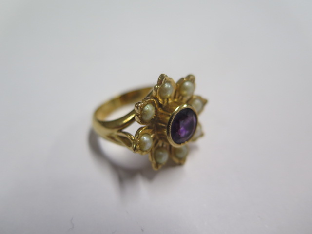 An 18ct yellow gold amethyst and pearl flower ring size M - approx weight 8.6 grams - in good - Image 3 of 5