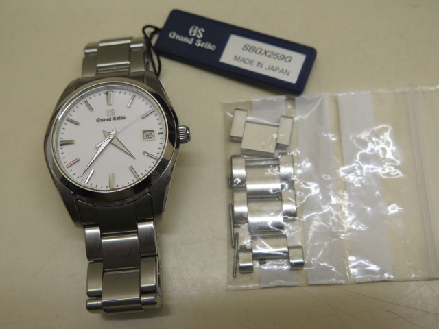A Grand Seiko Heritage Quartz stainless steel bracelet wristwatch with white dial and date - 37mm - Image 4 of 5
