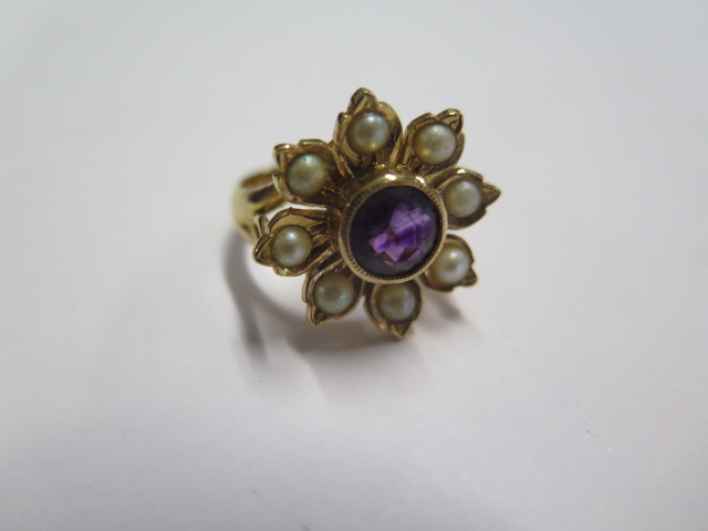 An 18ct yellow gold amethyst and pearl flower ring size M - approx weight 8.6 grams - in good - Image 2 of 5