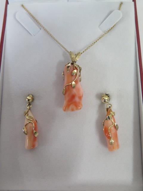 A Handmade Designer 9ct Yellow Gold Coral Pendant and Matching Ear Rings - Pendant approx. 36mm - Image 2 of 2