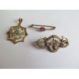 Two 9ct yellow gold brooches and a 9ct pendant - total weight approx 5.7 grams - generally good,