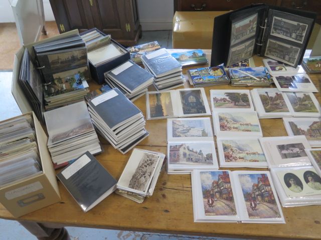 A large collection of Victorian and later postcards in over 70 small folders and albums including - Image 2 of 11