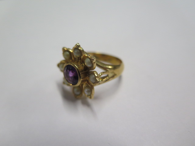 An 18ct yellow gold amethyst and pearl flower ring size M - approx weight 8.6 grams - in good - Image 4 of 5