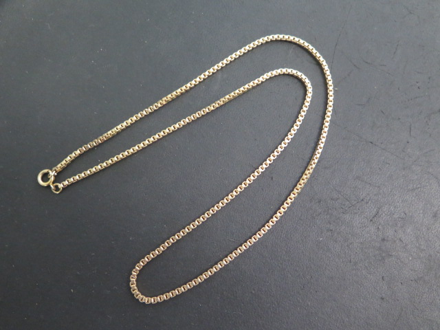 A yellow metal 61cm chain - tests to approx 9ct, approx weight 21.9 grams - in good condition