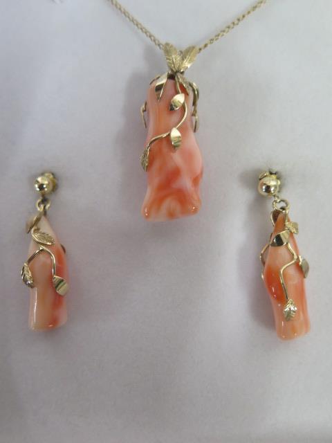 A Handmade Designer 9ct Yellow Gold Coral Pendant and Matching Ear Rings - Pendant approx. 36mm