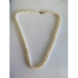 A string of pearls with a 9ct clasp - Length 50cm - approx 6mm - generally good