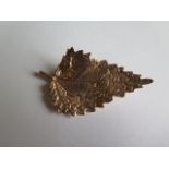 A 9ct yellow gold leaf brooch - Length 4.6cm - approx weight 8 grams - good condition