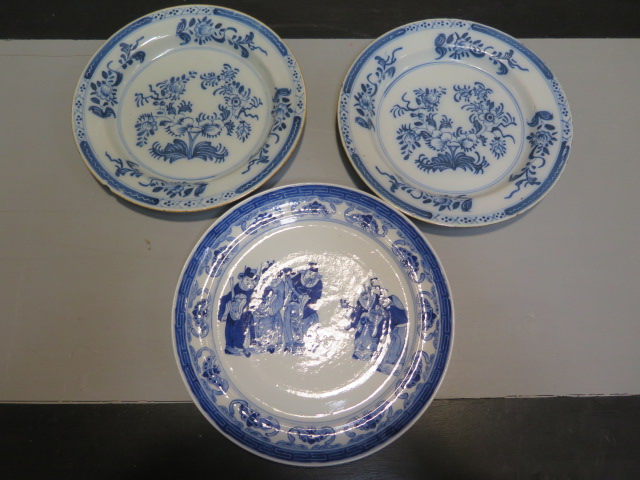 A pair of Oriental 19th century blue and white plates - Diameter 23cm - chips and frits to rims