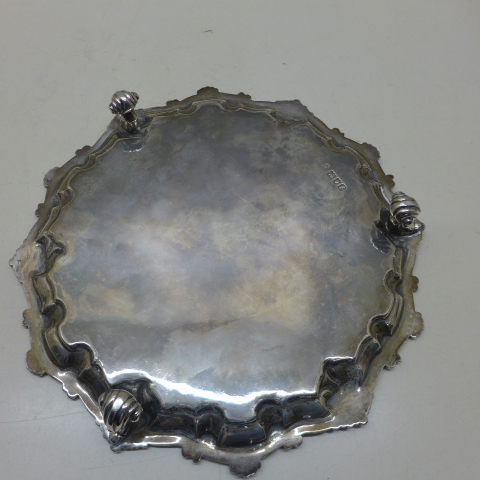 A silver salver - Diameter 23cm - London 1901/02 - approx weight 13.8 troy oz - engraved to - Image 2 of 3