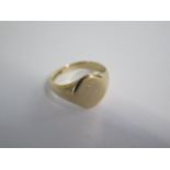 A 9ct gold signet ring size V/W - approx weight 6.6 grams