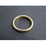 An 18ct yellow gold band ring size O - approx weight 4.3 grams