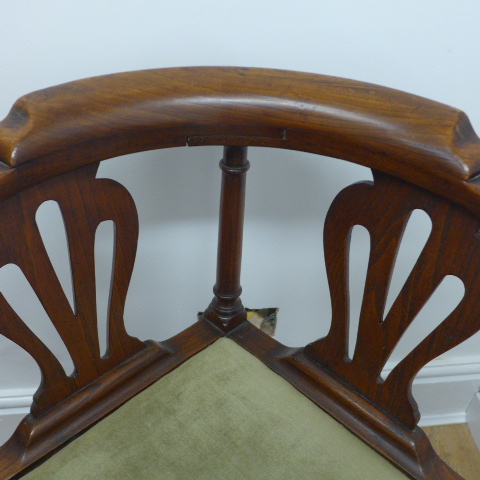 A Georgian elm corner chair with double pierced vase shaped splats and drop in seat - Height 79cm - Image 2 of 2