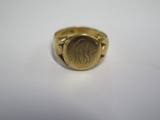 An 18ct yellow gold signet ring size R - approx weight 7.3 grams