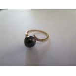 An 18ct yellow gold black pearl ring size S - approx weight 3.4 grams - in good condition