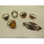 Five 9ct yellow gold rings, one split, another missing centre and a 9ct brooch - total weight approx