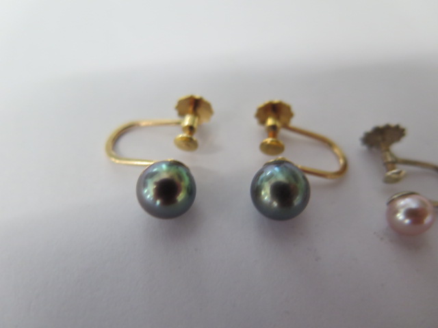 A pair of 9ct screw back black pearl earrings and a pair of silver pearl screw back earrings - - Image 2 of 2