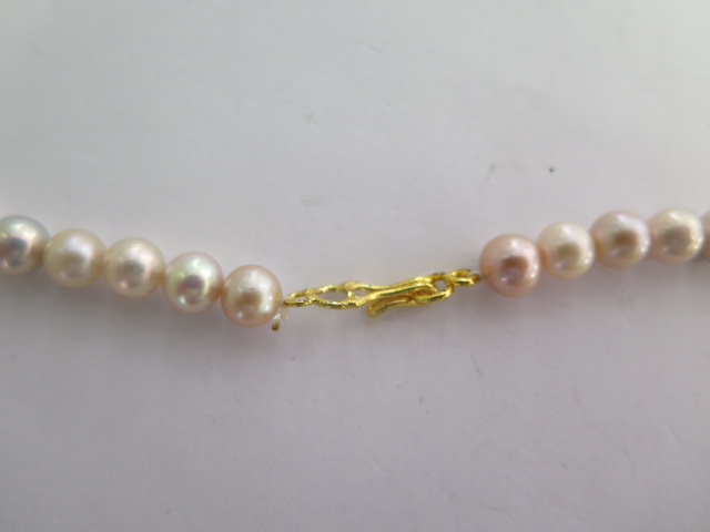 A string of cultured pearls - Length 44cm - Image 2 of 2