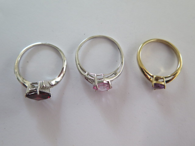 Two 9ct white gold rings, a yellow gold 9ct ring sizes N and R - total weight approx 6.7 grams - all - Image 2 of 3