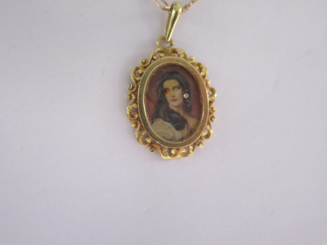 An 18ct portrait pendant on a 9ct 50cm chain - total weight approx 6.3 grams - Image 2 of 3